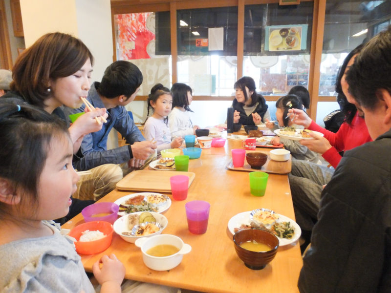 写真：父母と共に：けやき食堂①