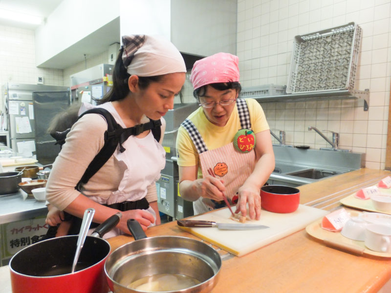 写真：離乳食作りを実践