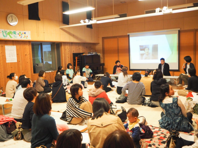 写真：父母と共に：全体懇談会１